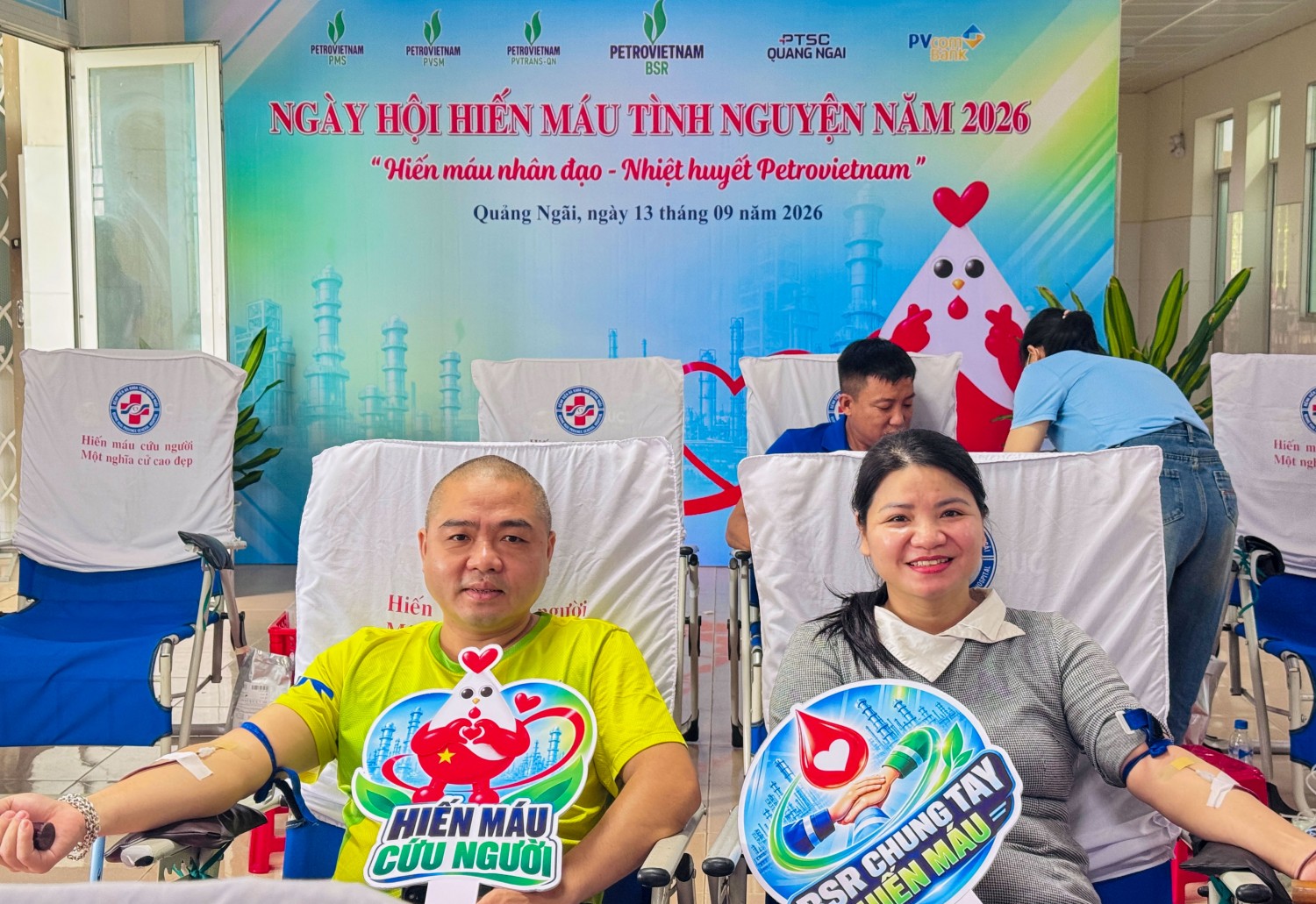 Vợ chồng anh Vũ Ngọc Biên và chị Trần Thị Hồng cùng nhau lan toả “Nghĩa tình”, trao đi giọt máu đào cho những bệnh nhân.