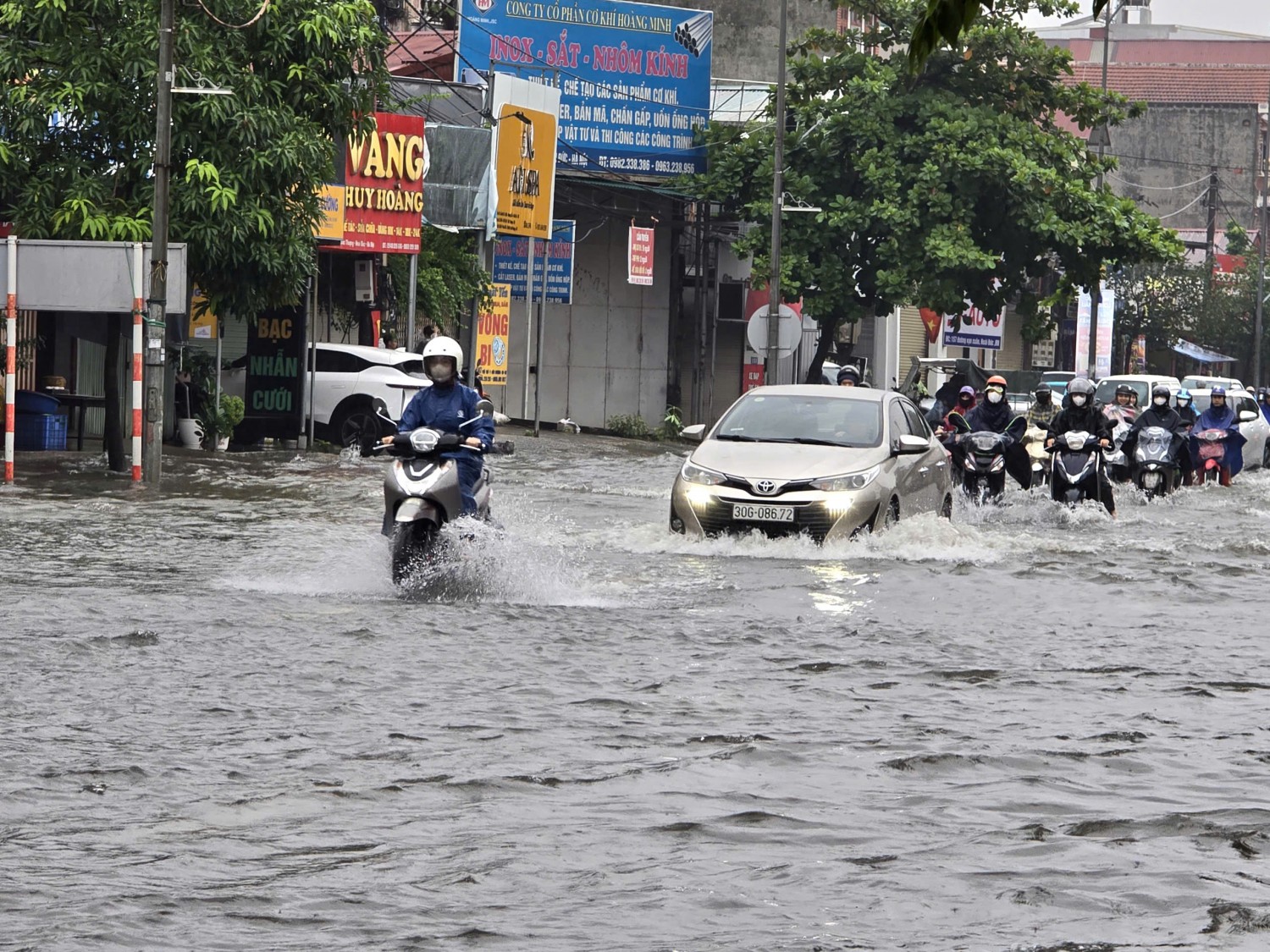 Hà Nội sáng 17/9: Người dân chật vật đi làm, nhiều trường cho học sinh nghỉ vì ngập Hà Nội sáng 17/9: Người dân chật vật đi làm, nhiều trường cho học sinh nghỉ vì ngập