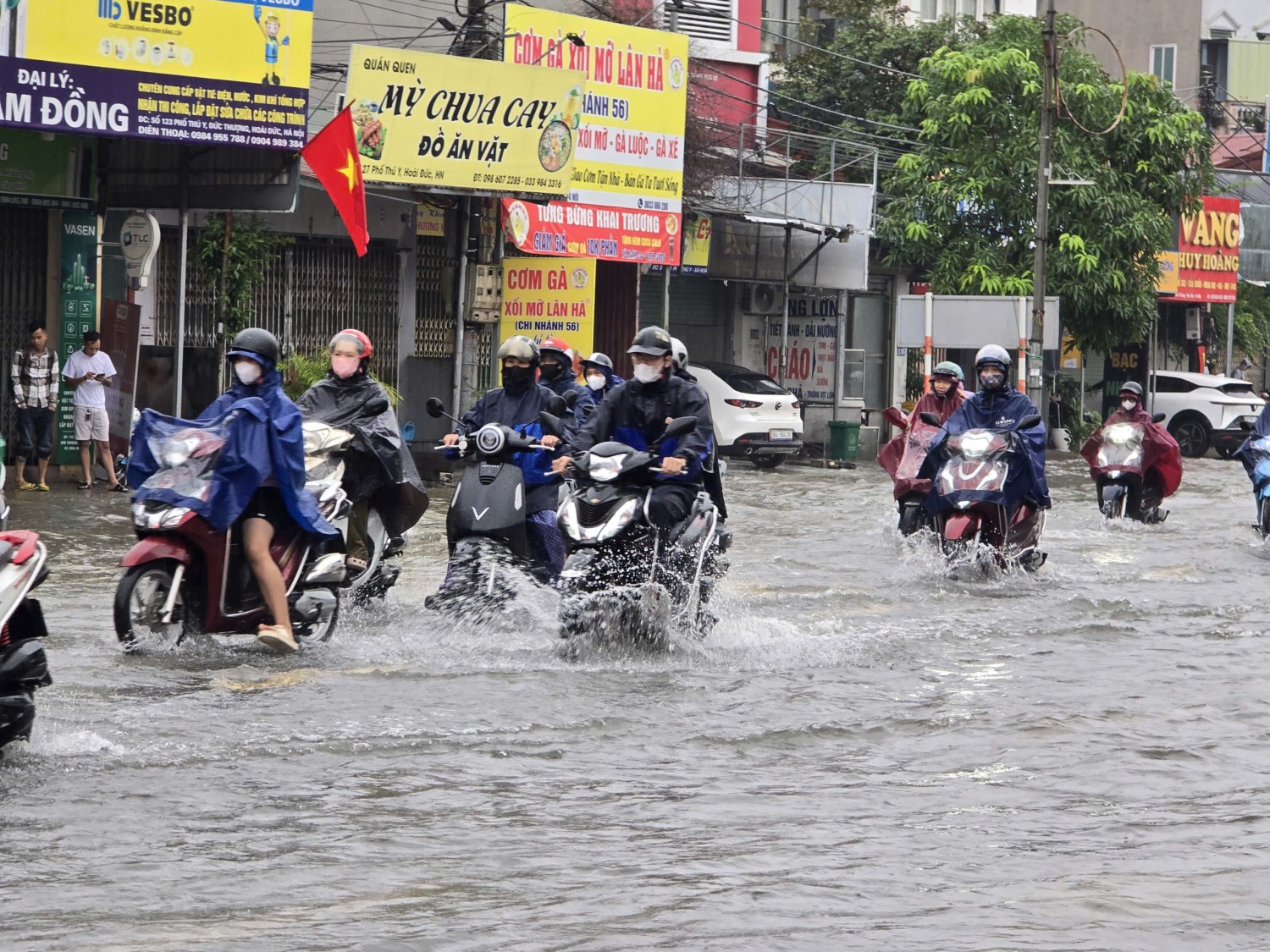 Hà Nội sáng 17/9: Người dân chật vật đi làm, nhiều trường cho học sinh nghỉ vì ngập Hà Nội sáng 17/9: Người dân chật vật đi làm, nhiều trường cho học sinh nghỉ vì ngập