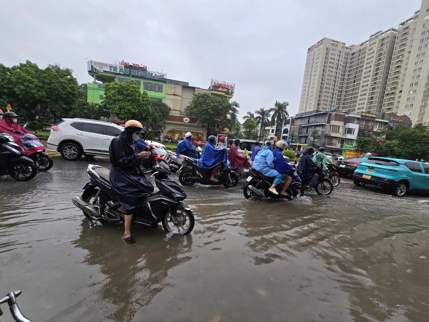 Hà Nội sáng 17/9: Người dân chật vật đi làm, nhiều trường cho học sinh nghỉ vì ngập Hà Nội sáng 17/9: Người dân chật vật đi làm, nhiều trường cho học sinh nghỉ vì ngập