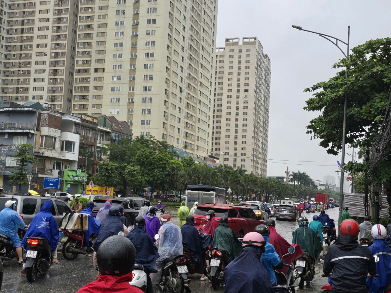 Hà Nội sáng 17/9: Người dân chật vật đi làm, nhiều trường cho học sinh nghỉ vì ngập Hà Nội sáng 17/9: Người dân chật vật đi làm, nhiều trường cho học sinh nghỉ vì ngập