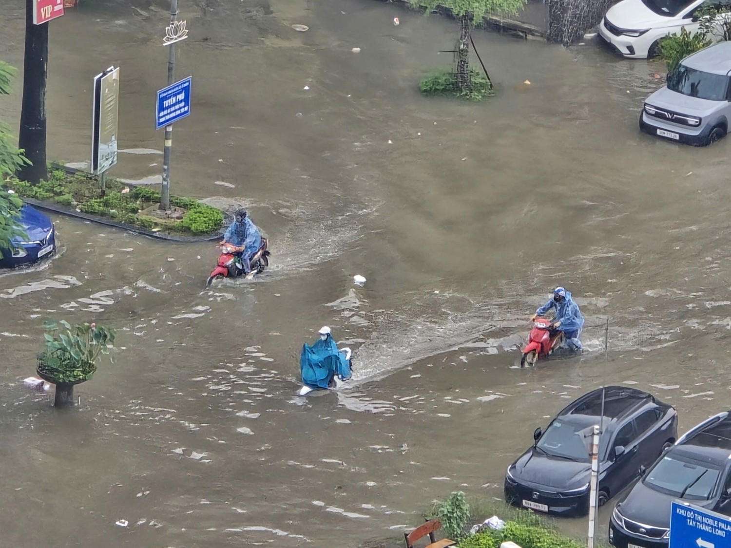 Hà Nội sáng 17/9: Người dân chật vật đi làm, nhiều trường cho học sinh nghỉ vì ngập Hà Nội sáng 17/9: Người dân chật vật đi làm, nhiều trường cho học sinh nghỉ vì ngập