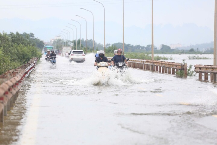 Yêu cầu bảo đảm an toàn giao thông trước lũ trên nhiều tuyến sông