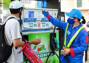 Giá xăng dầu tăng mạnh, RON95 vượt 25.600 đồng/lít