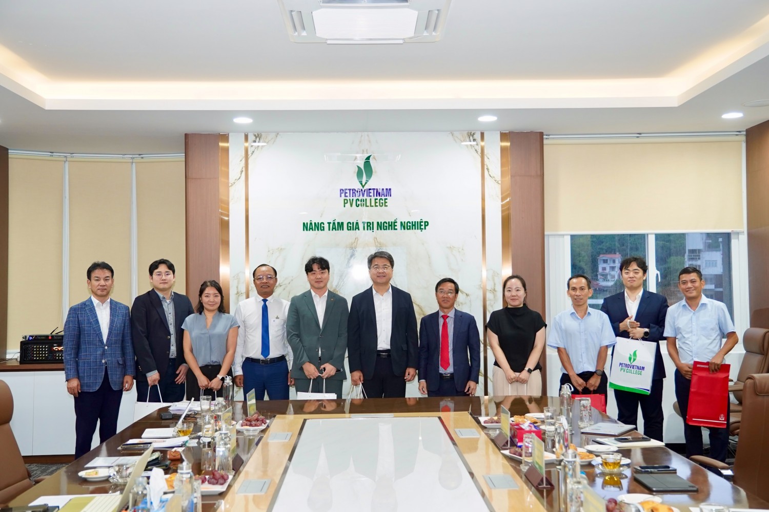 PV College và đối tác Hàn Quốc trao đổi hợp tác đào tạo nhân lực điện hạt nhân
