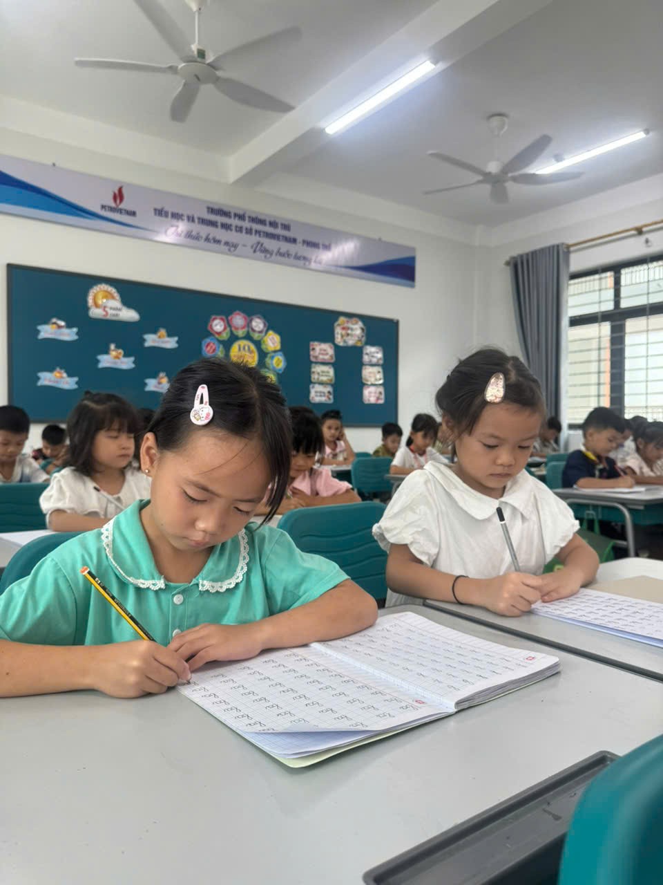[Chùm ảnh] Đổi thay trong những giờ học đầu tiên dưới mái trường PETROVIETNAM - Phong Thổ