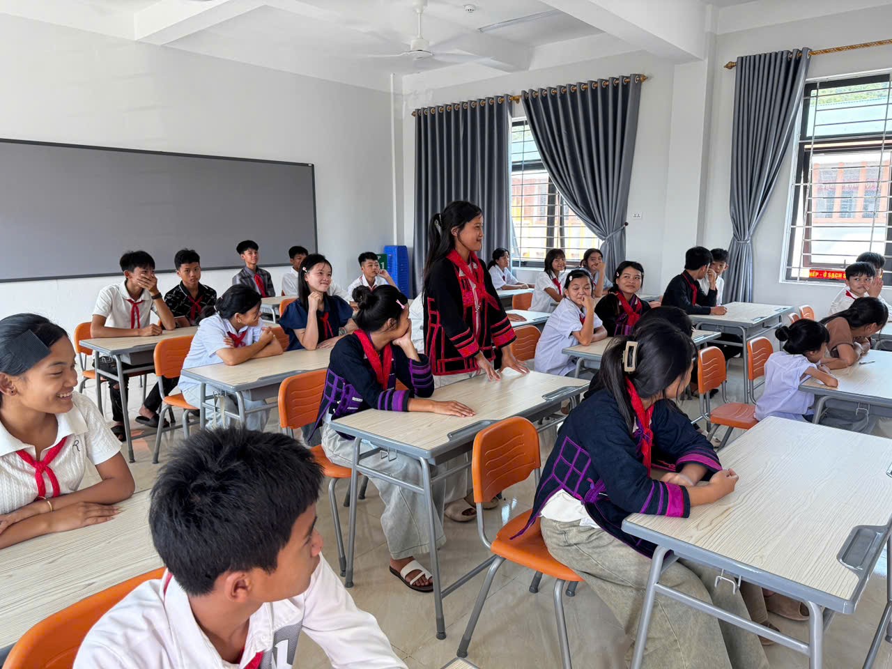[Chùm ảnh] Đổi thay trong những giờ học đầu tiên dưới mái trường PETROVIETNAM - Phong Thổ