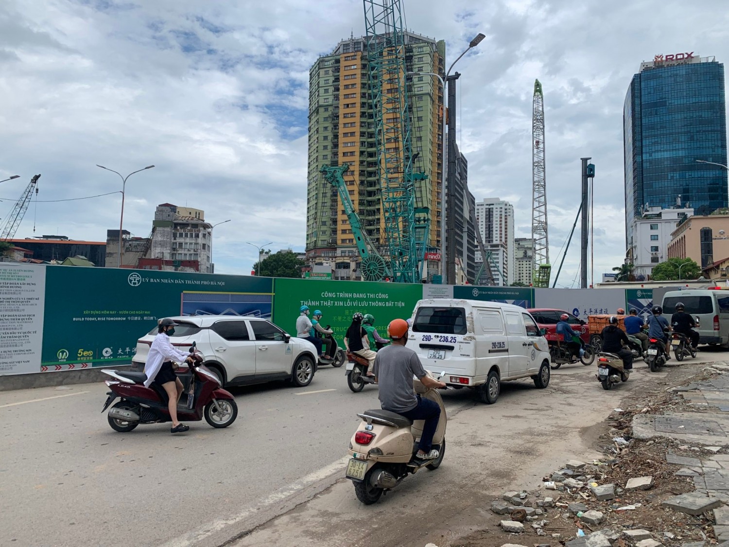 Hà Nội điều chỉnh giao thông Vành đai 1 đoạn thi công cầu vượt Nguyễn Chí Thanh
