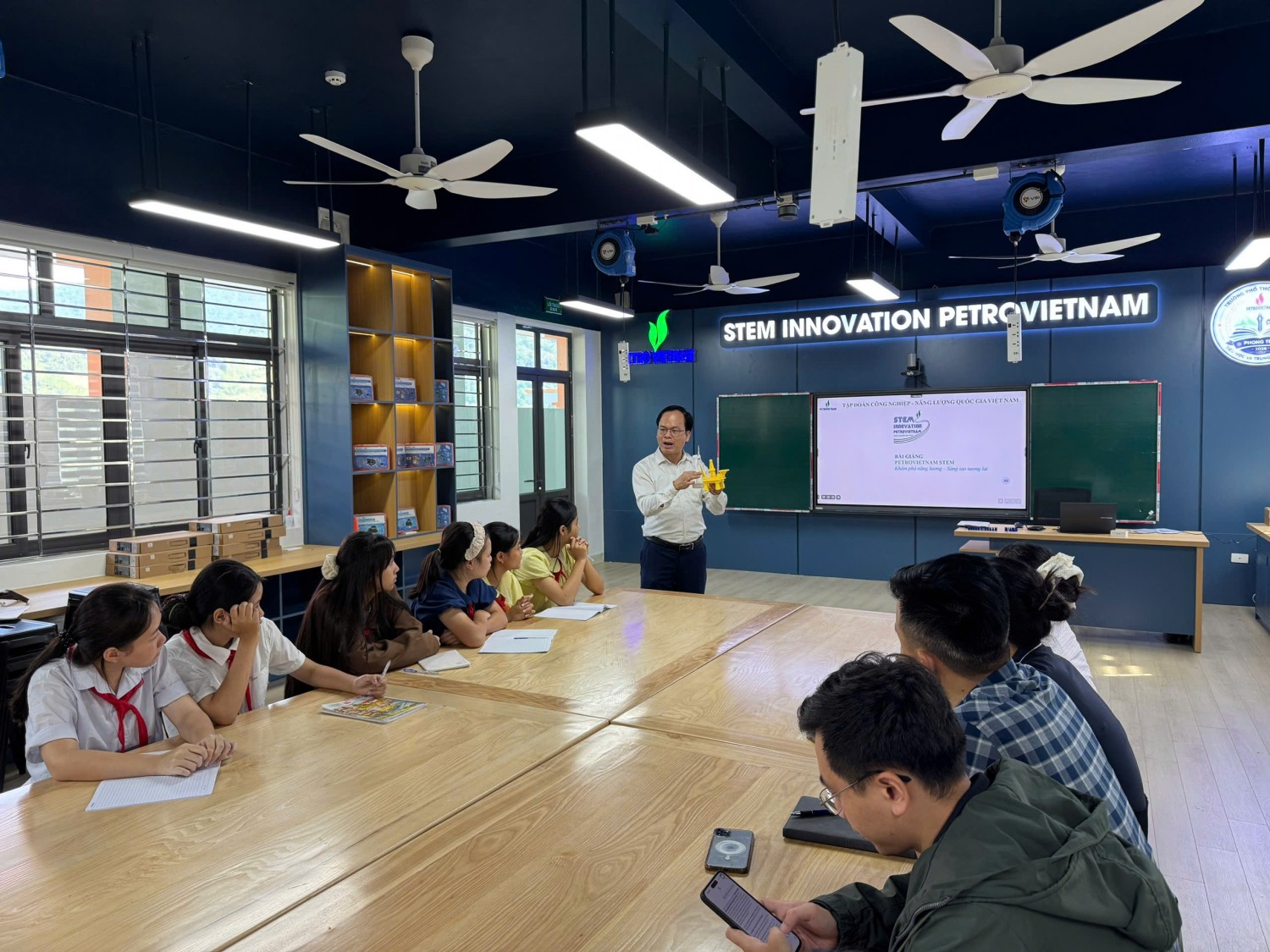 Khơi dậy ước mơ sáng tạo cho học sinh vùng biên từ phòng STEM tại Trường PETROVIETNAM - Phong Thổ Khơi dậy ước mơ sáng tạo cho học sinh vùng biên từ phòng STEM tại Trường PETROVIETNAM - Phong Thổ
