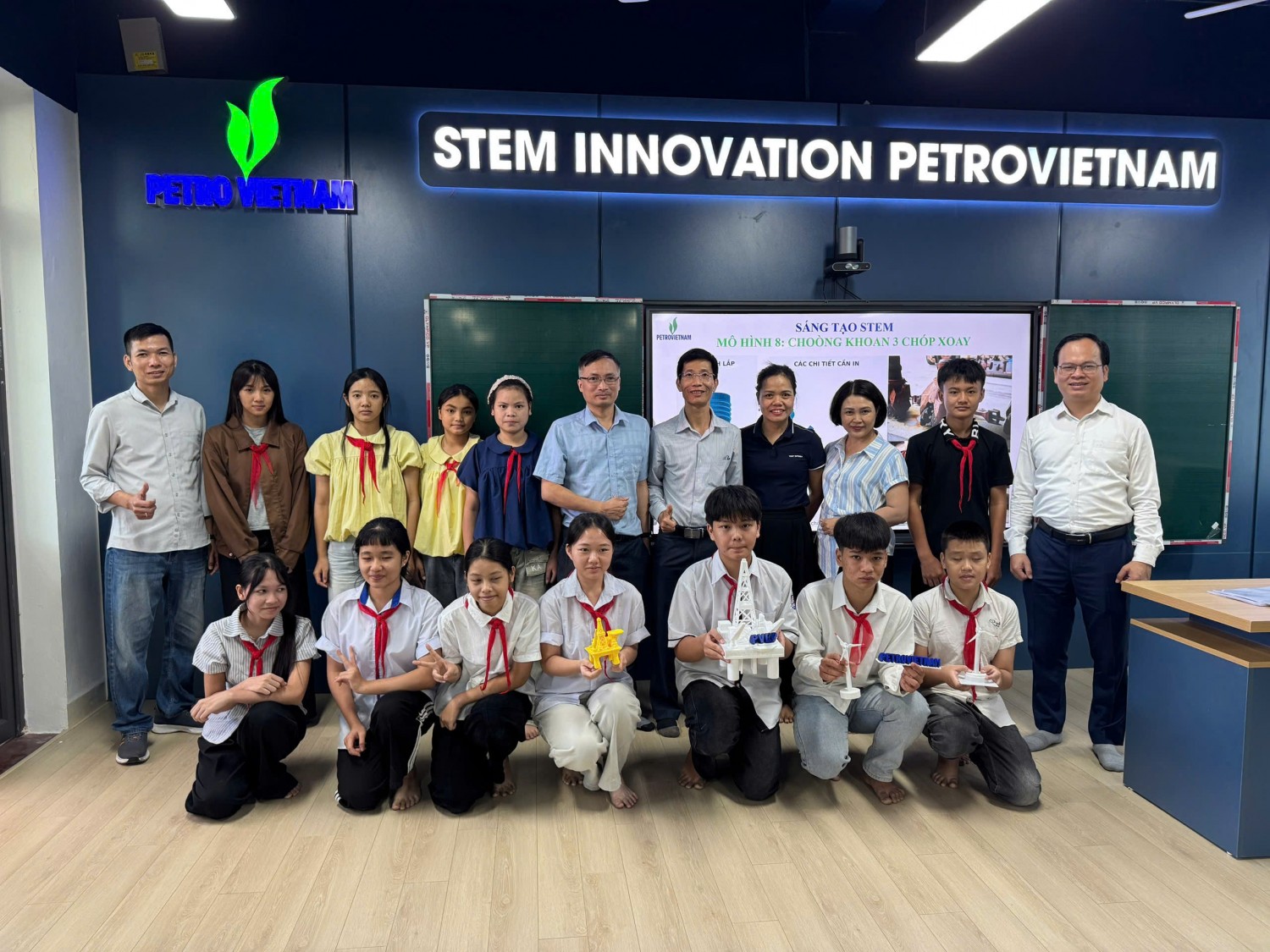 Khơi dậy ước mơ sáng tạo cho học sinh vùng biên từ phòng STEM tại Trường PETROVIETNAM - Phong Thổ Khơi dậy ước mơ sáng tạo cho học sinh vùng biên từ phòng STEM tại Trường PETROVIETNAM - Phong Thổ
