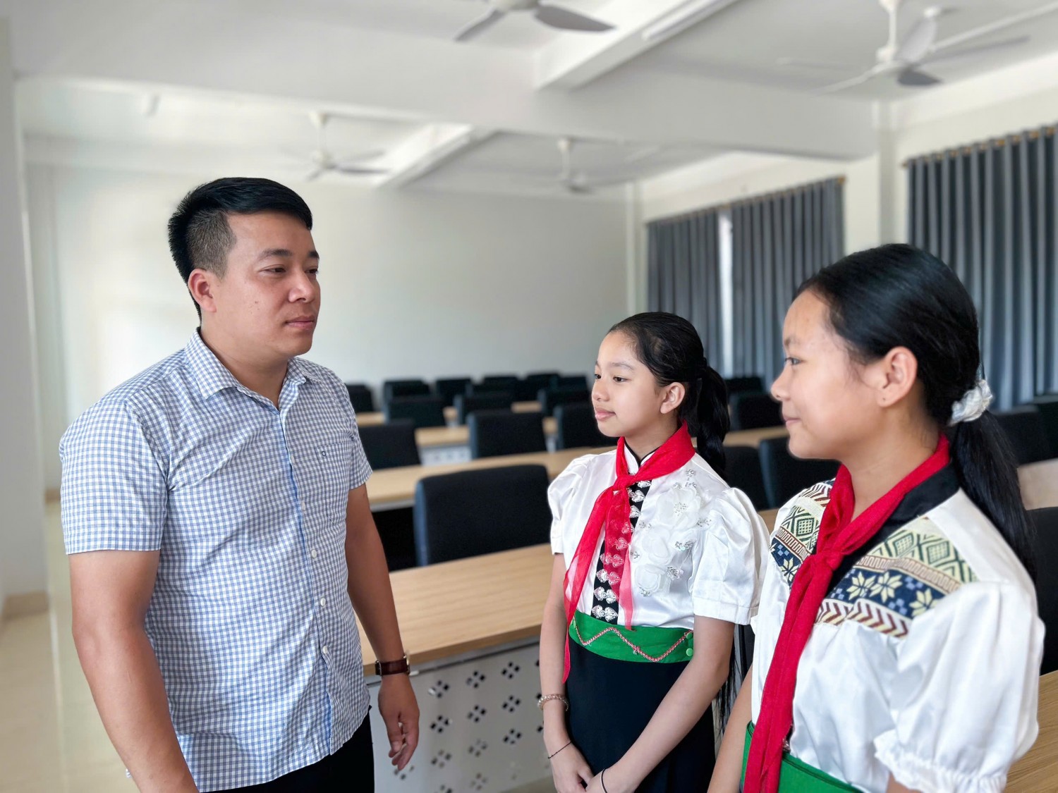 Ấm áp tình thầy trò trong mùa trăng đầu tiên ở ngôi trường mới