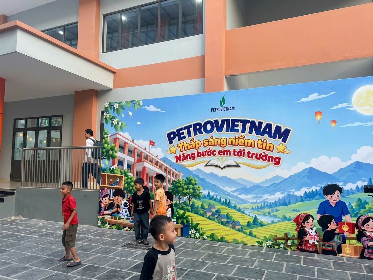 Rộn ràng chờ đón mùa Trung thu đầu tiên dưới mái trường PETROVIETNAM - Phong Thổ