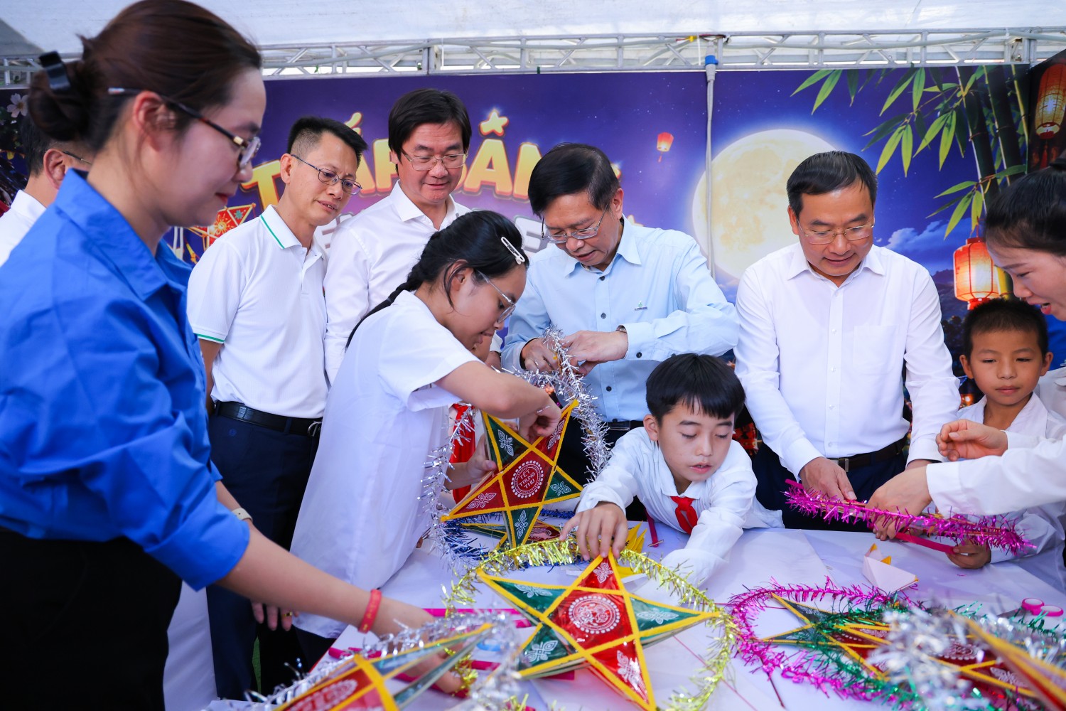 Trung thu đầu tiên dưới mái trường PETROVIETNAM - Phong Thổ