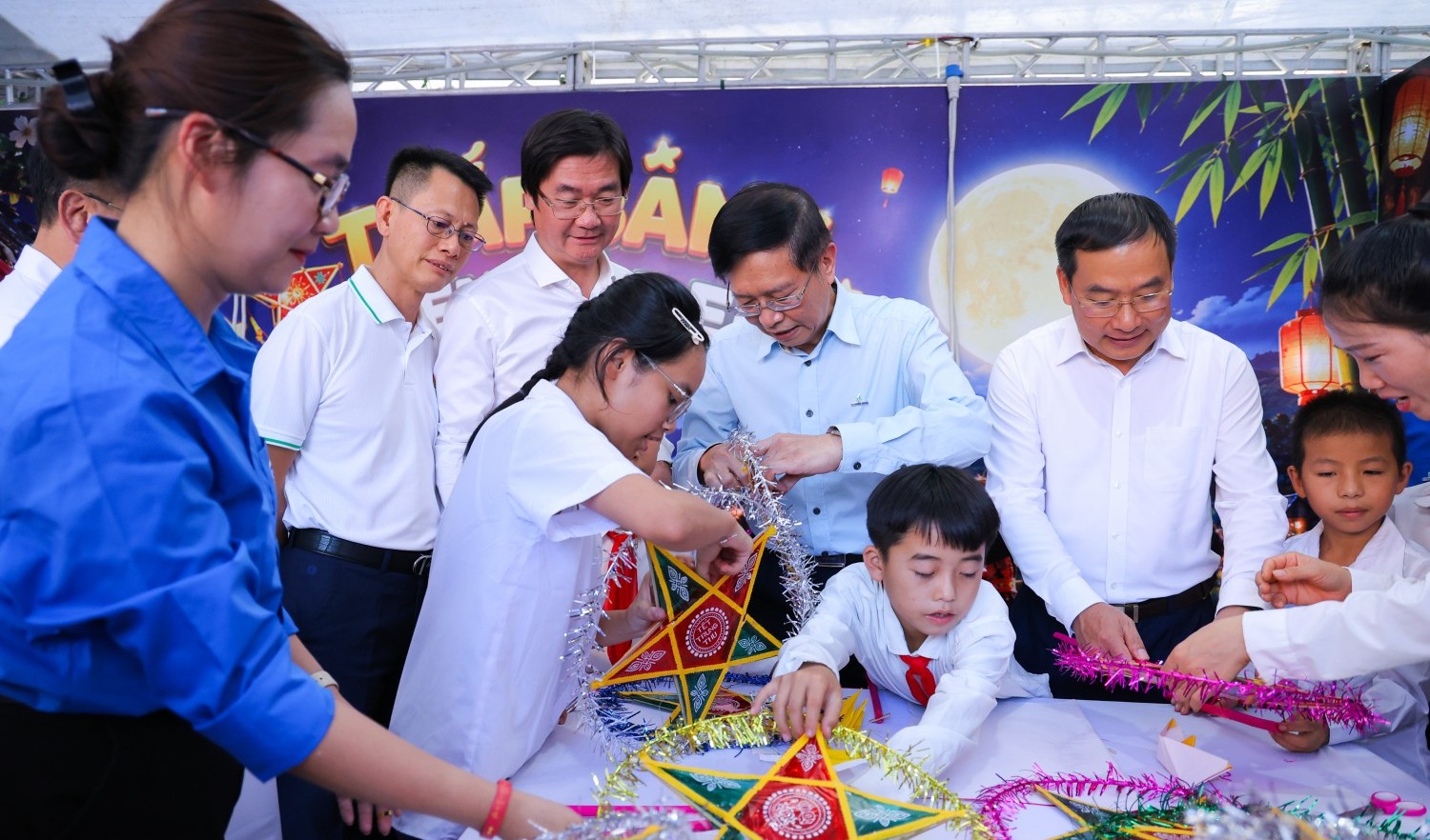 Trung thu đầu tiên dưới mái trường PETROVIETNAM - Phong Thổ