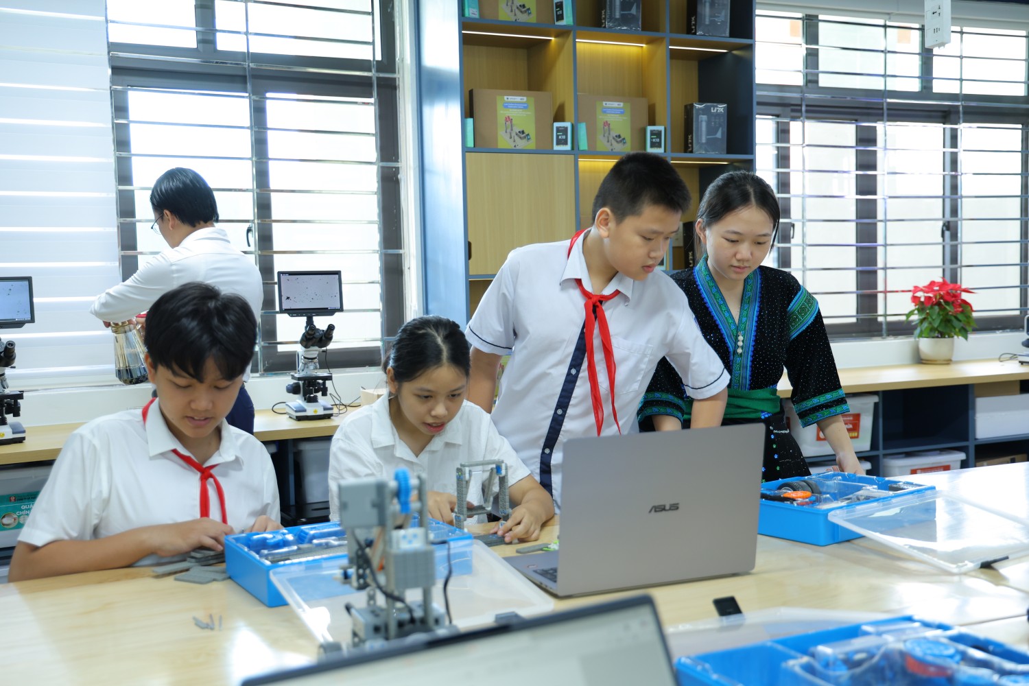 Khánh thành phòng thực hành giáo dục STEM tại trường PETROVIETNAM - Phong Thổ