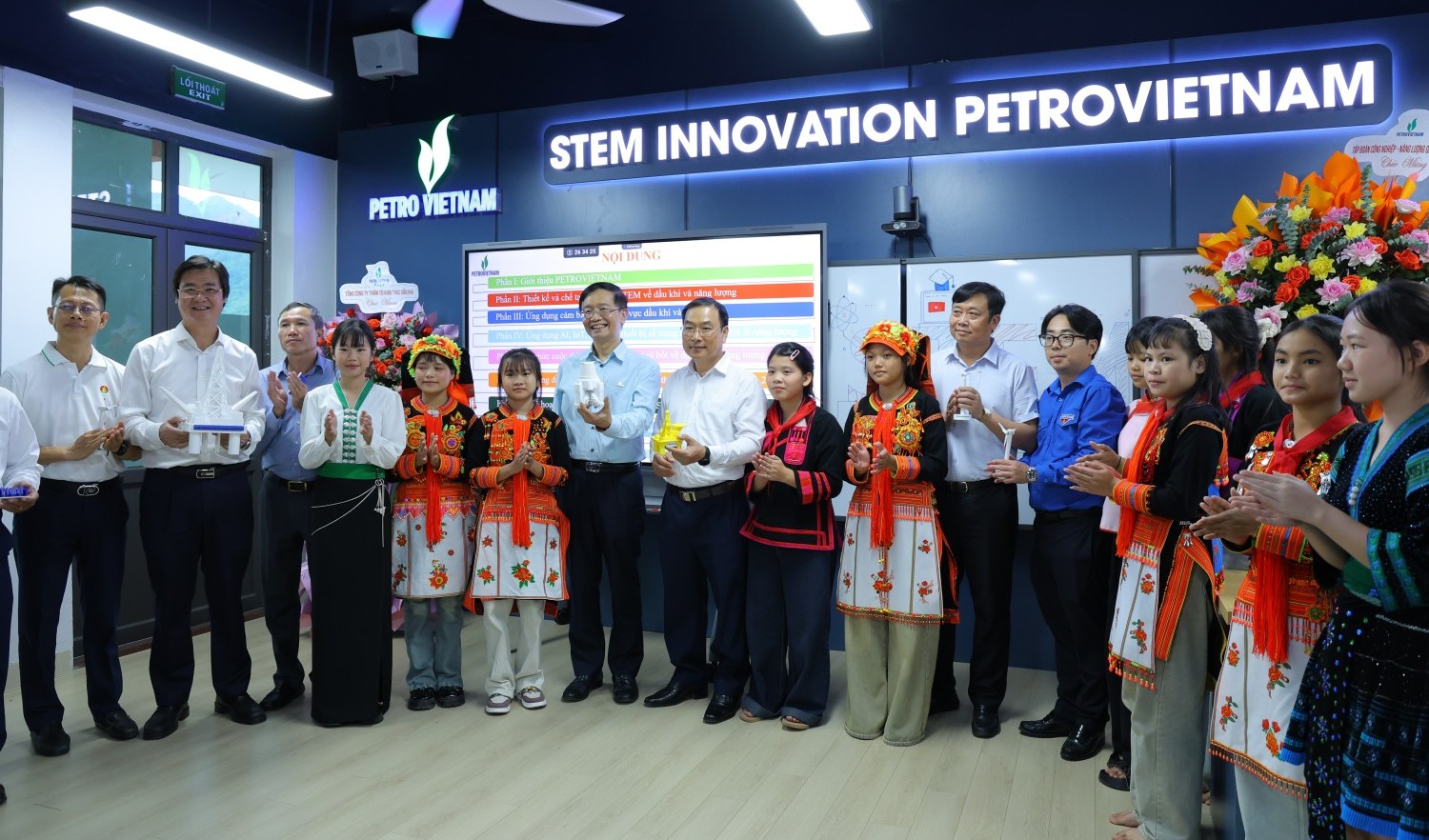 Khánh thành phòng thực hành giáo dục STEM tại trường PETROVIETNAM - Phong Thổ