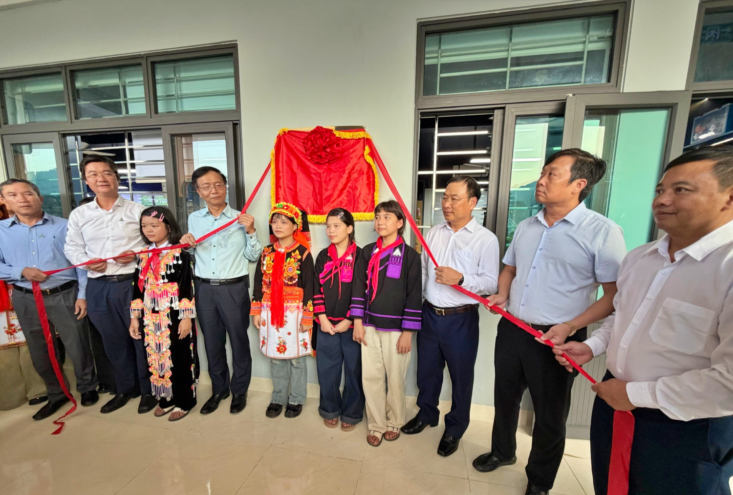 Khánh thành phòng thực hành giáo dục STEM tại trường PETROVIETNAM - Phong Thổ