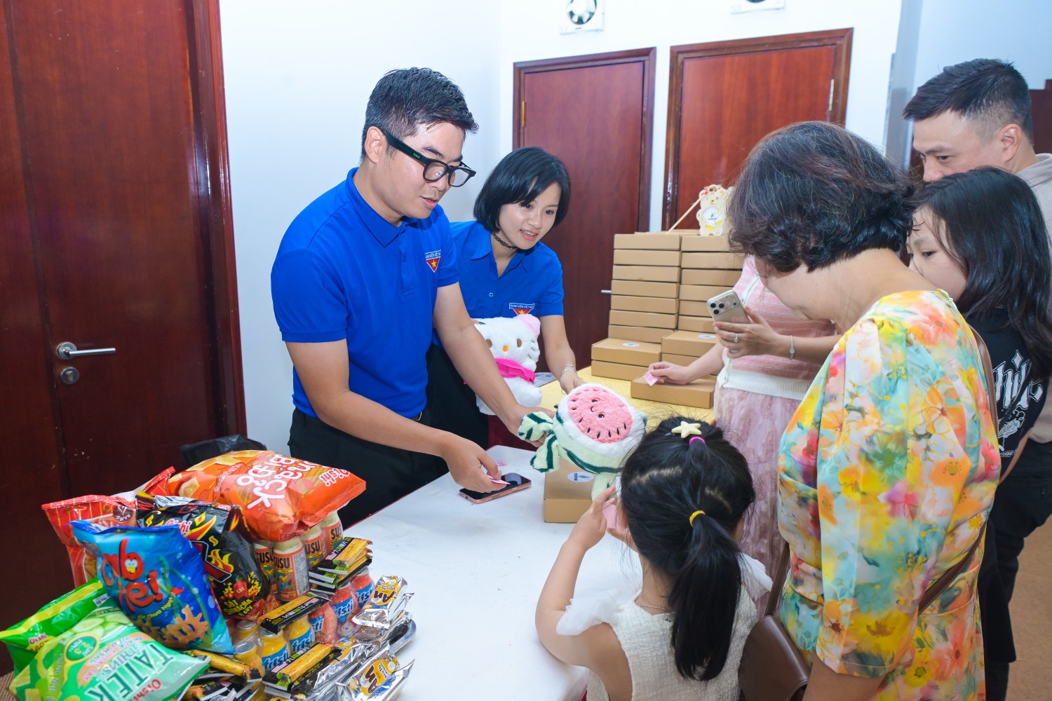 Đoàn Thanh niên BMQL&ĐH PETROVIETNAM mang “Ánh trăng tuổi thơ” đến với các em nhỏ