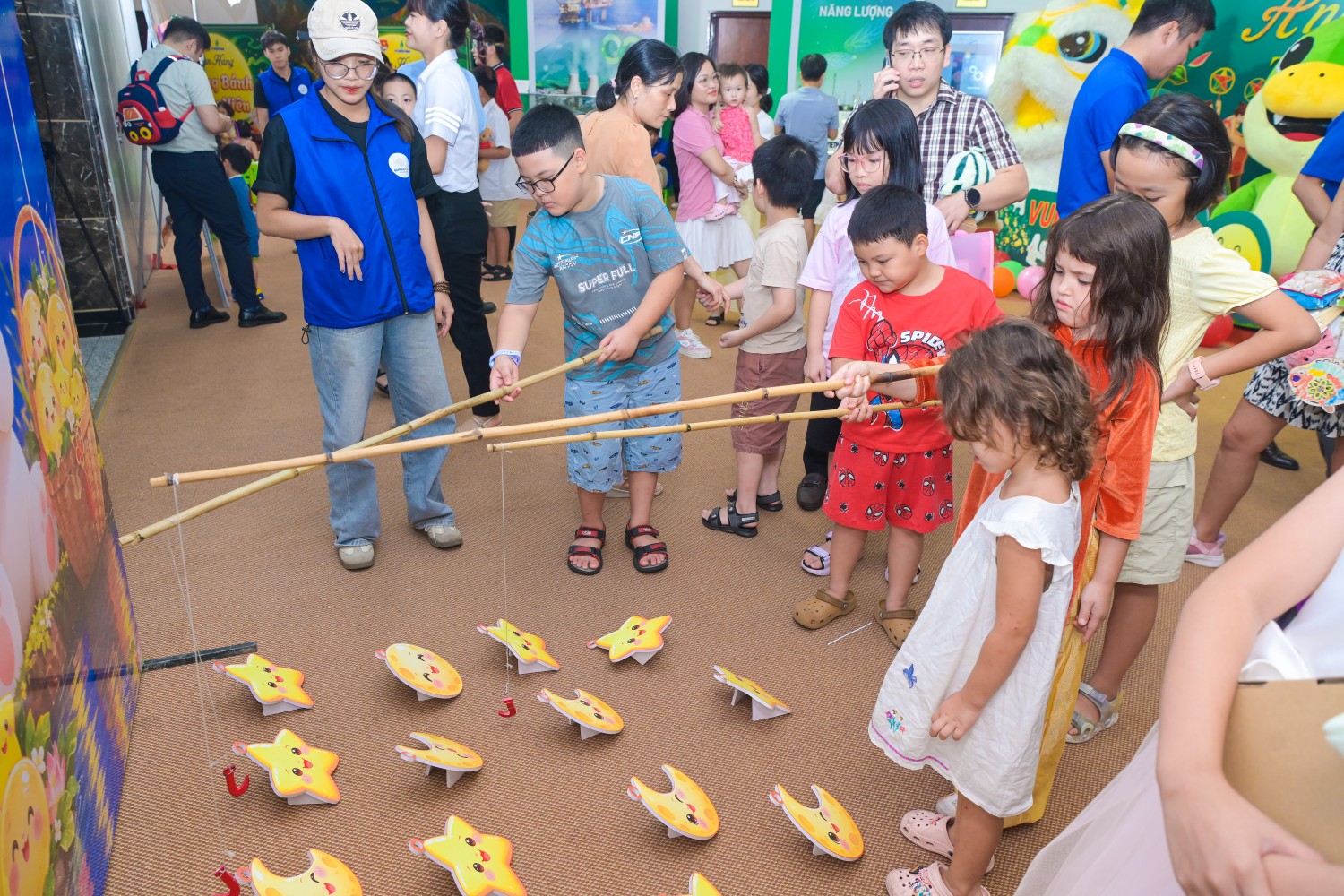 Đoàn Thanh niên BMQL&ĐH PETROVIETNAM mang “Ánh trăng tuổi thơ” đến với các em nhỏ