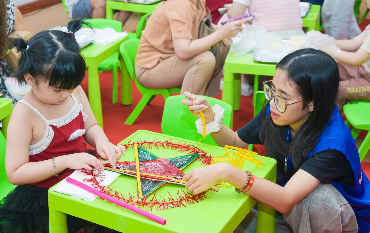 Đoàn Thanh niên BMQL&ĐH PETROVIETNAM mang “Ánh trăng tuổi thơ” đến với các em nhỏ