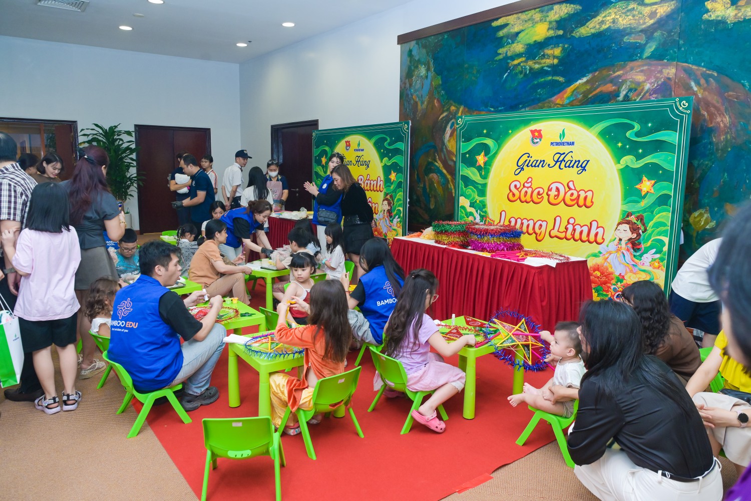 Đoàn Thanh niên BMQL&ĐH PETROVIETNAM mang “Ánh trăng tuổi thơ” đến với các em nhỏ