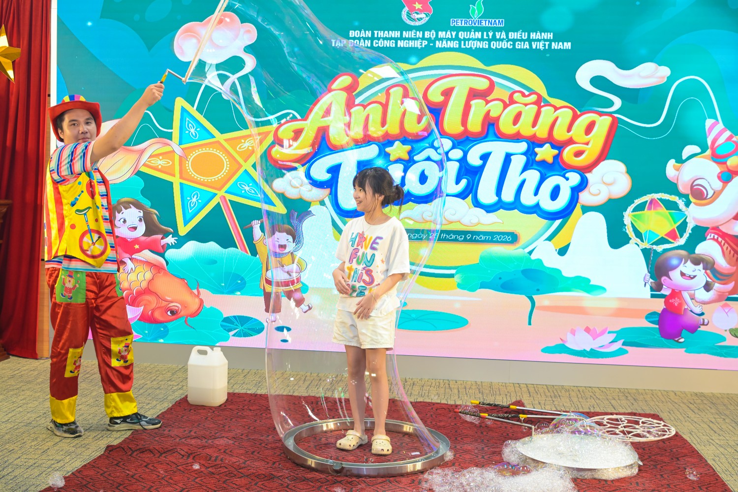 Đoàn Thanh niên BMQL&ĐH PETROVIETNAM mang “Ánh trăng tuổi thơ” đến với các em nhỏ
