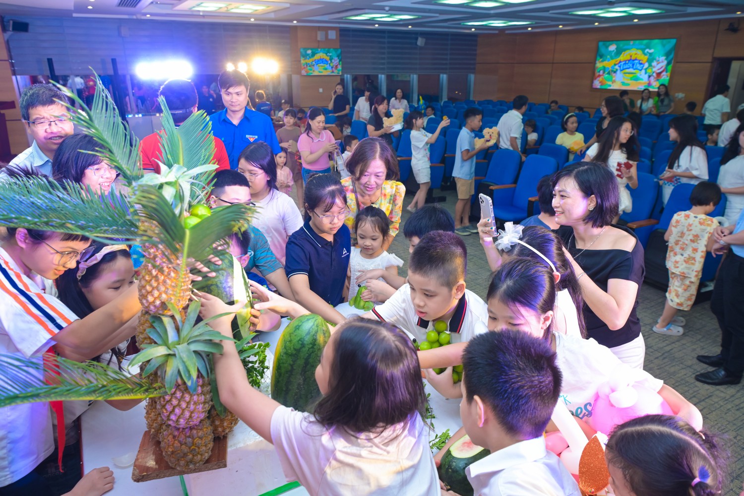 Đoàn Thanh niên BMQL&ĐH PETROVIETNAM mang “Ánh trăng tuổi thơ” đến với các em nhỏ