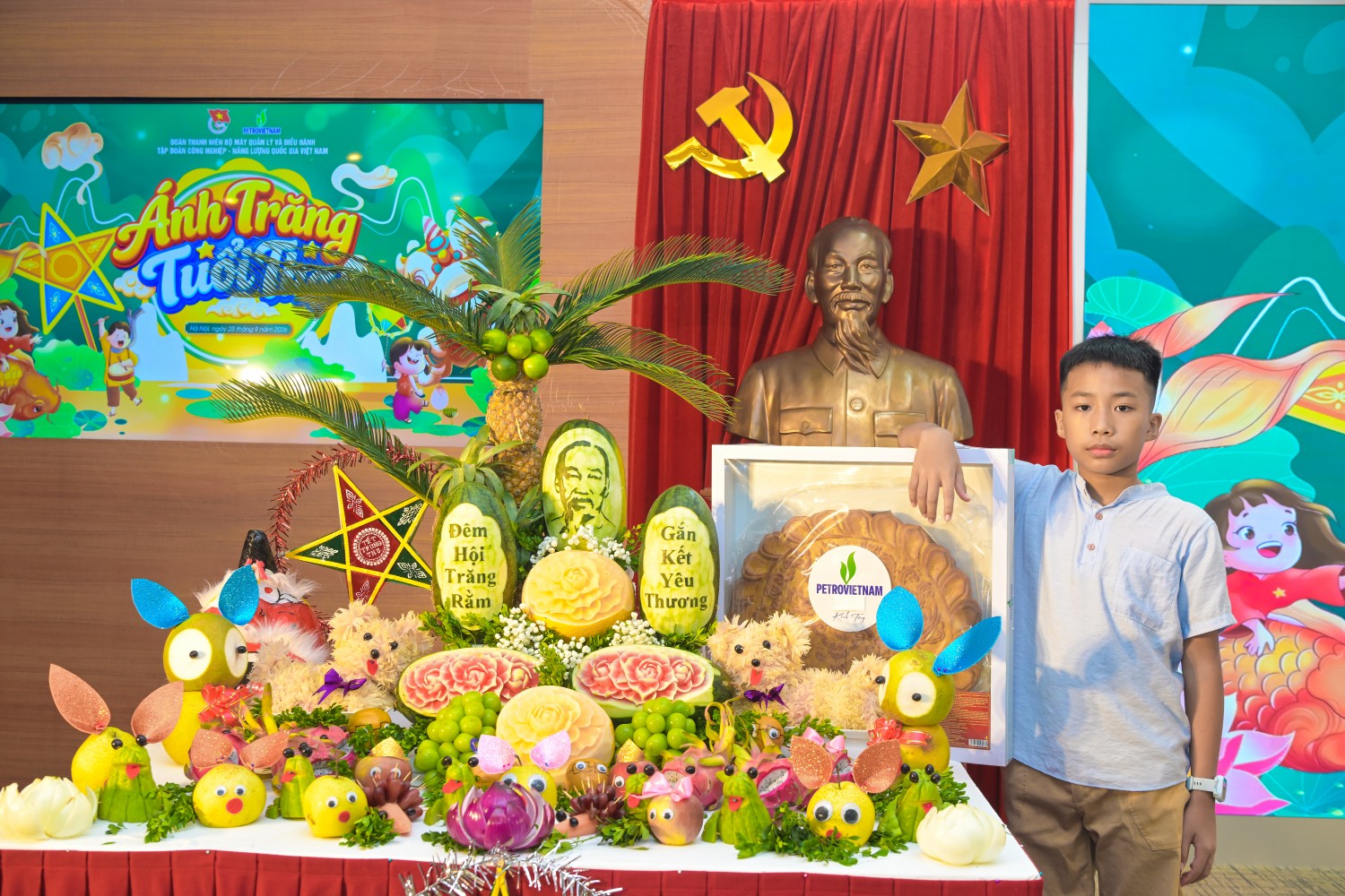 Đoàn Thanh niên BMQL&ĐH PETROVIETNAM mang “Ánh trăng tuổi thơ” đến với các em nhỏ
