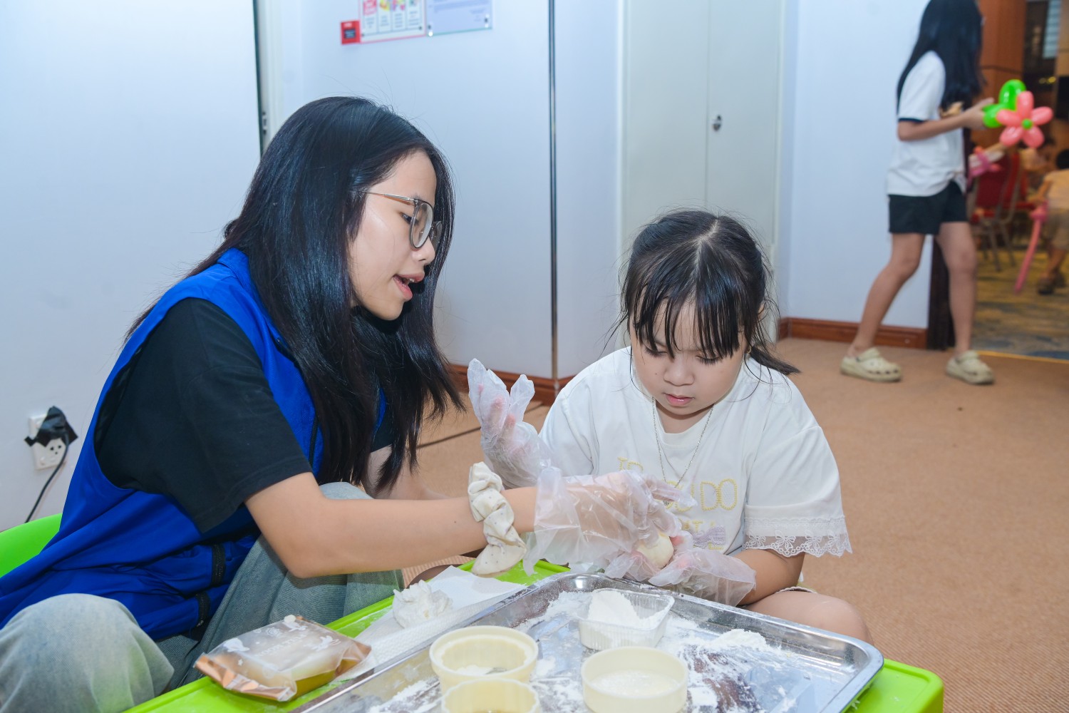 Đoàn Thanh niên BMQL&ĐH PETROVIETNAM mang “Ánh trăng tuổi thơ” đến với các em nhỏ