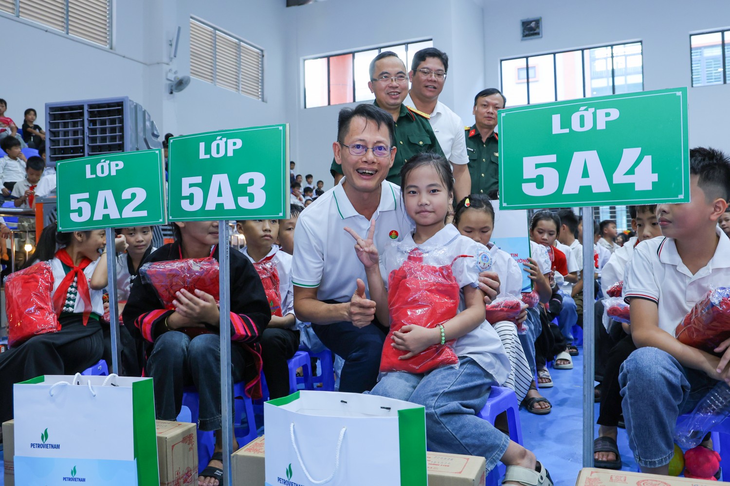 Chương trình “Thắp sắng niềm tin – Nâng bước em đến trường” truyền cảm hứng cho người PETROVIETNAM Người lao động PETROVIETNAM và hành trình đong đầy cảm xúc nơi miền biên giới