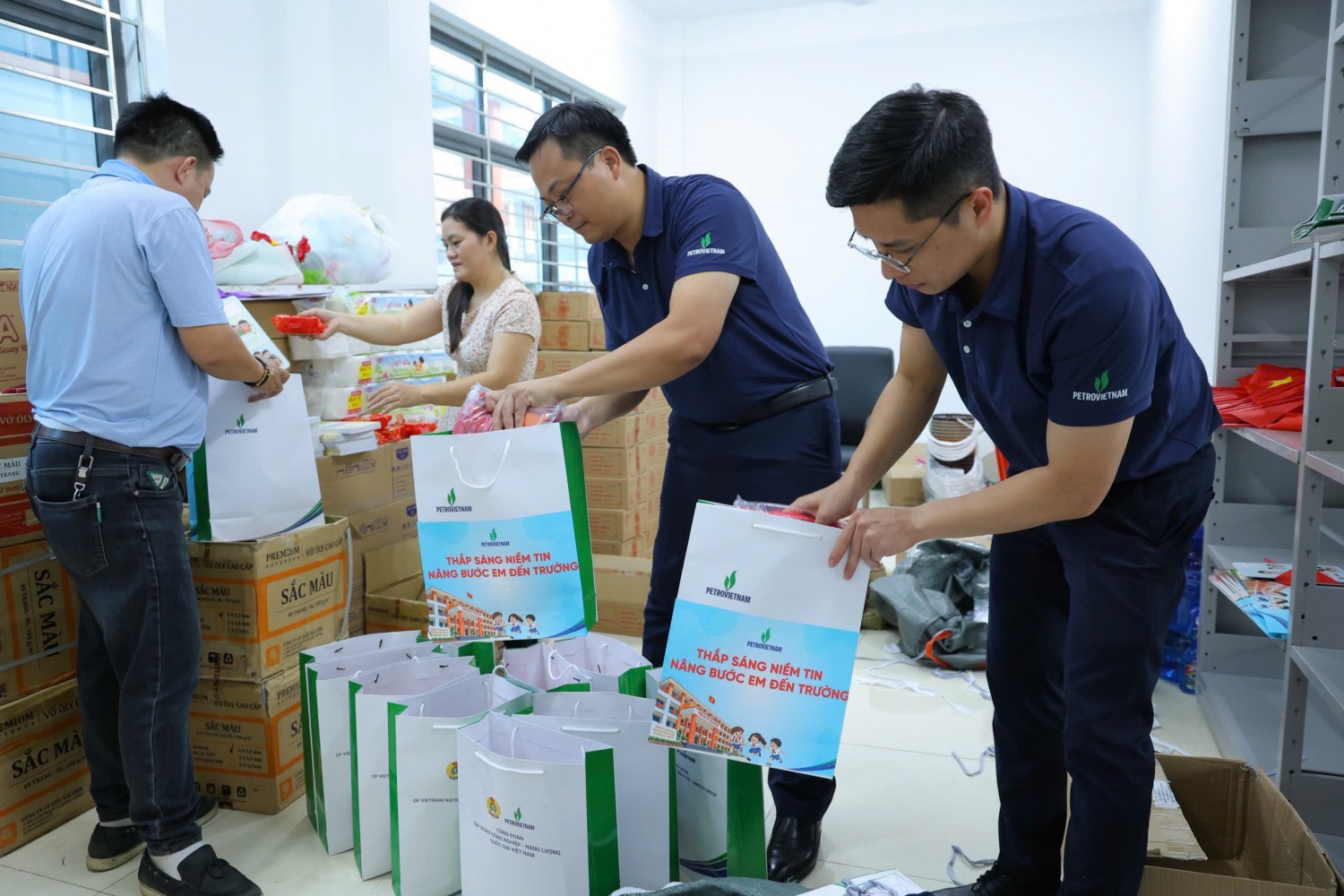 Chương trình “Thắp sắng niềm tin - Nâng bước em đến trường” truyền cảm hứng cho người lao động PETROVIETNAM Chương trình “Thắp sắng niềm tin - Nâng bước em đến trường” truyền cảm hứng cho người lao động PETROVIETNAM
