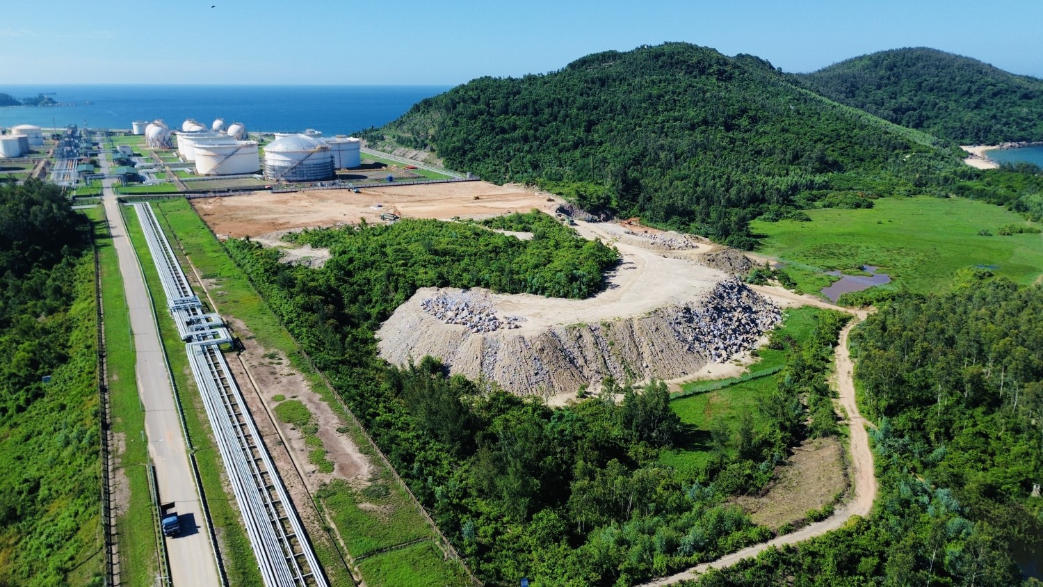 Khu vực xây dựng các bồn chứa sản phẩm thuộc Dự án NCMR NMLD Dung Quất cũng đang được đẩy mạnh thi công, bám sát tiến độ.