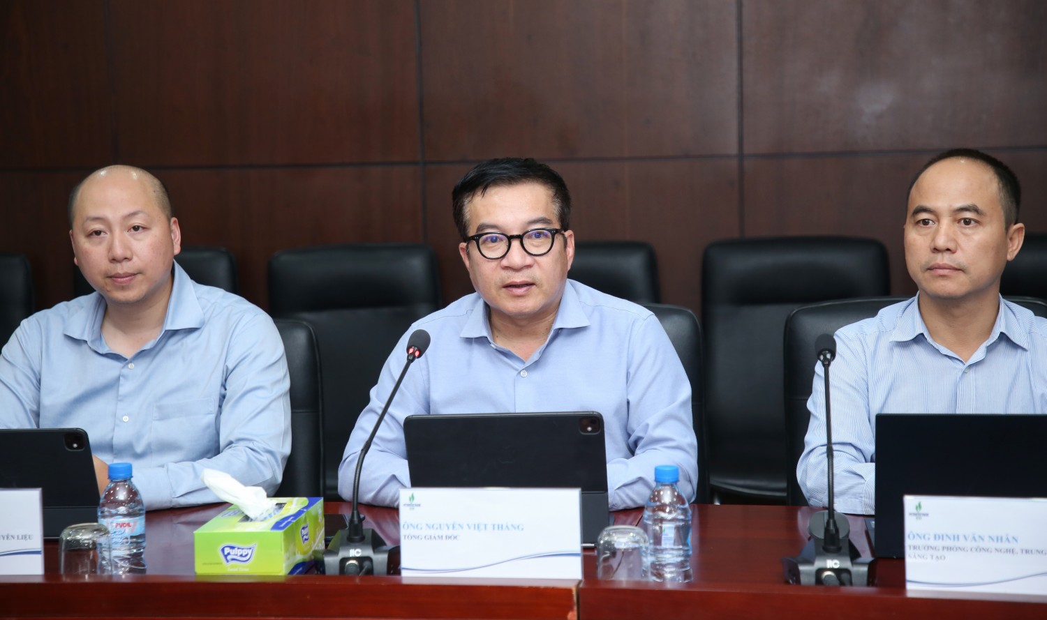 Tổng Giám đốc BSR Nguyễn Việt Thắng phát biểu tại buổi làm việc, nhấn mạnh định hướng tăng cường hợp tác đào tạo, nghiên cứu khoa học và ứng dụng công nghệ phục vụ phát triển doanh nghiệp. Tổng Giám đốc BSR Nguyễn Việt Thắng phát biểu tại buổi làm việc, nhấn mạnh định hướng tăng cường hợp tác đào tạo, nghiên cứu khoa học và ứng dụng công nghệ phục vụ phát triển doanh nghiệp.
