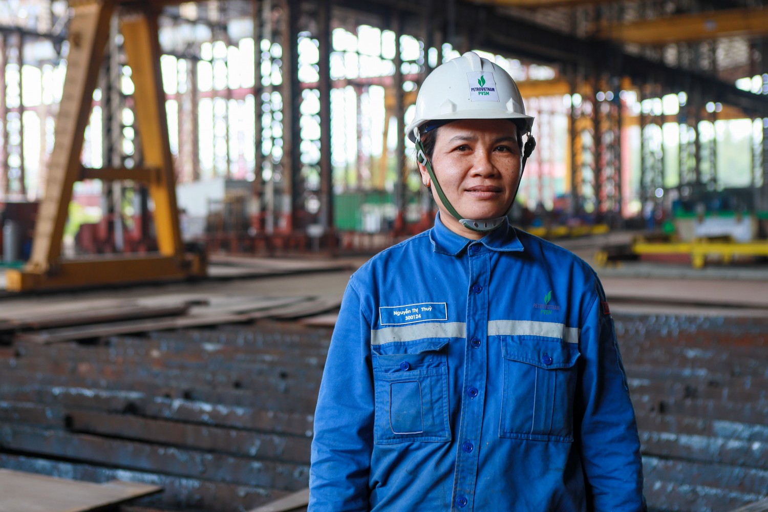 Những “bóng hồng” chẻ đôi tấm thép nặng hàng tấn giữa đại công trường đóng tàu Dung Quất