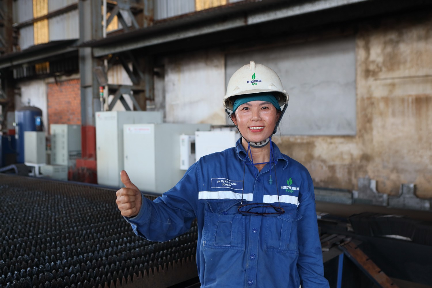 Những “bóng hồng” chẻ đôi tấm thép nặng hàng tấn giữa đại công trường đóng tàu Dung Quất