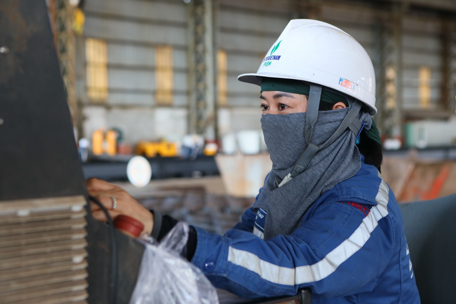 Những “bóng hồng” chẻ đôi tấm thép nặng hàng tấn giữa đại công trường đóng tàu Dung Quất