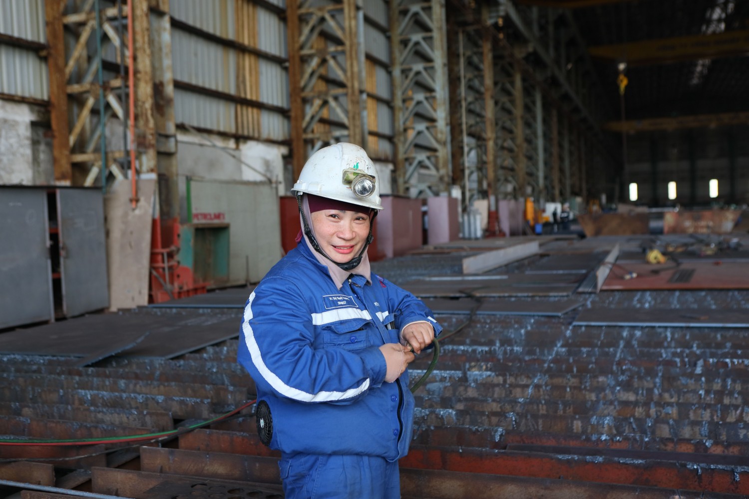 Những “bóng hồng” chẻ đôi tấm thép nặng hàng tấn giữa đại công trường đóng tàu Dung Quất