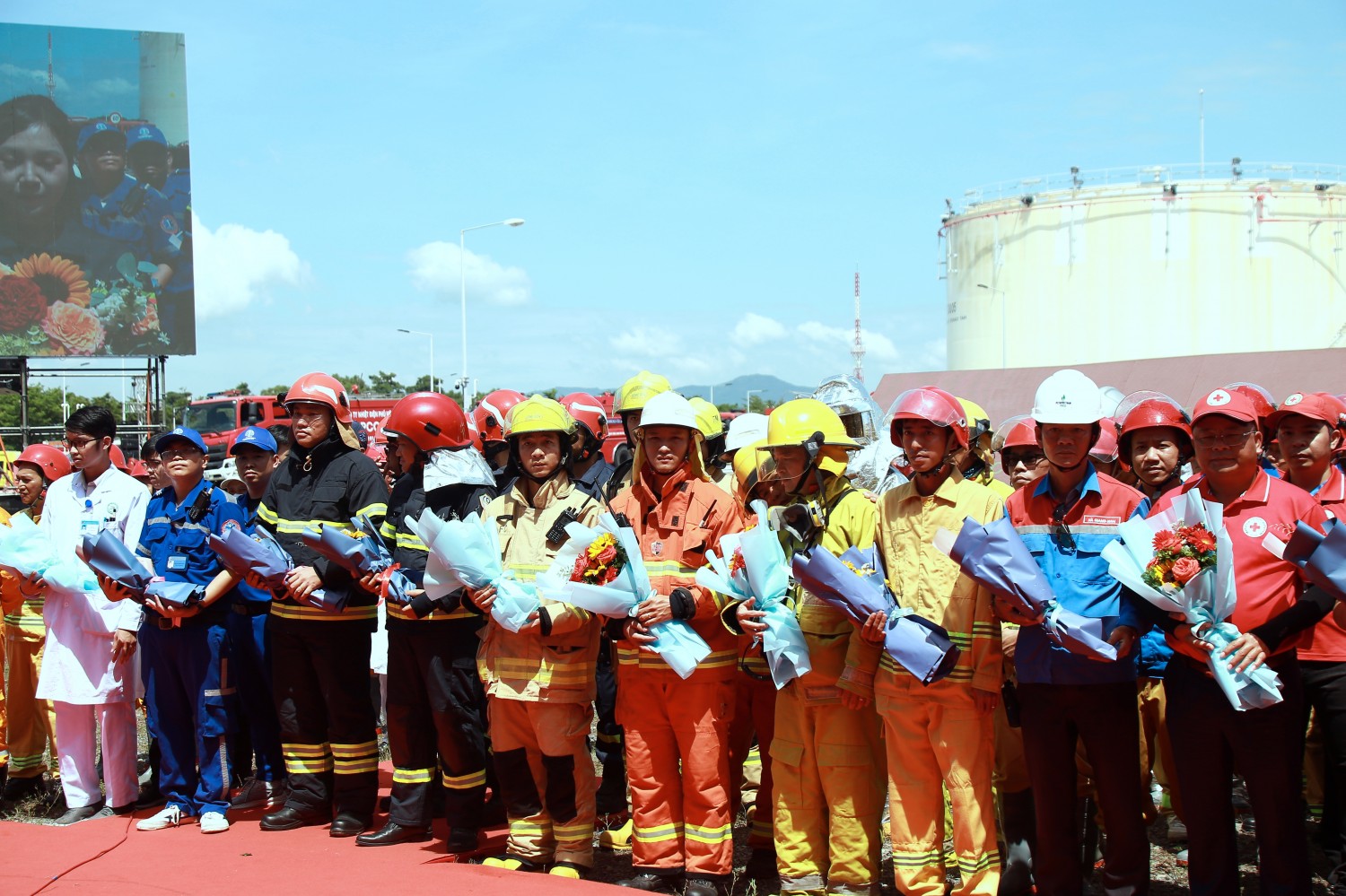 [Chùm ảnh] Gần 1.000 người và hơn 100 phương tiện chuyên dụng tham gia diễn tập chữa cháy, cứu nạn, cứu hộ tại NCSP