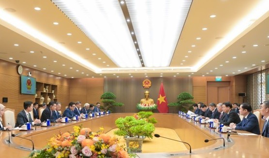 Prime Minister Le Minh Hung Highly Appraises Strategic Cooperation Between PETRONAS and PETROVIETNAM