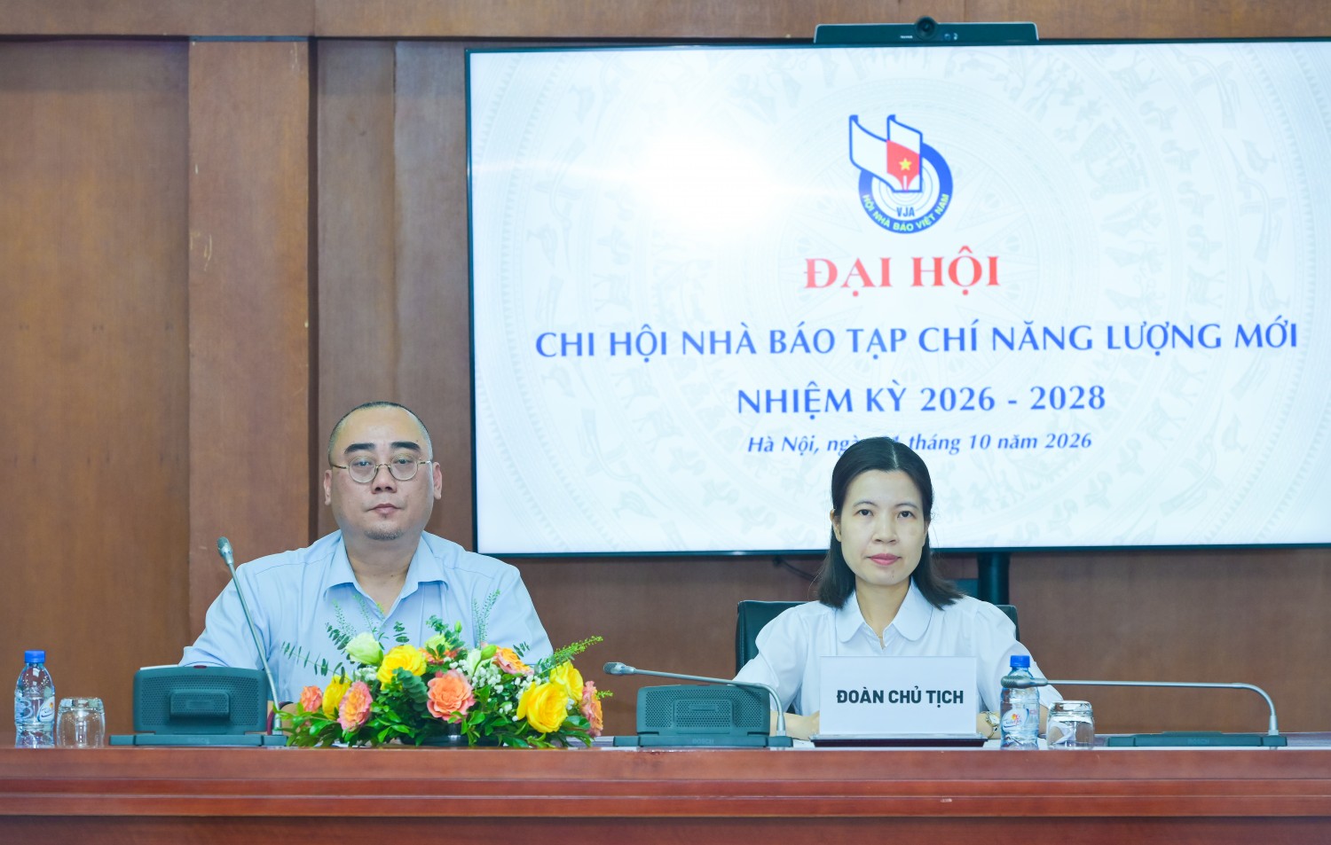 Đồng chí Bùi Thành Công - Thư ký Chi hội nhiệm kỳ 2023- 2025, Chủ tịch đoàn chủ trì Đại hội. Đ/c Lê Thu Trang - Ủy viên phụ trách công tác kiểm tra