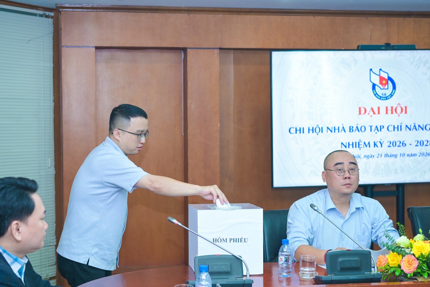 Các đại biểu bỏ phiếu bầu 