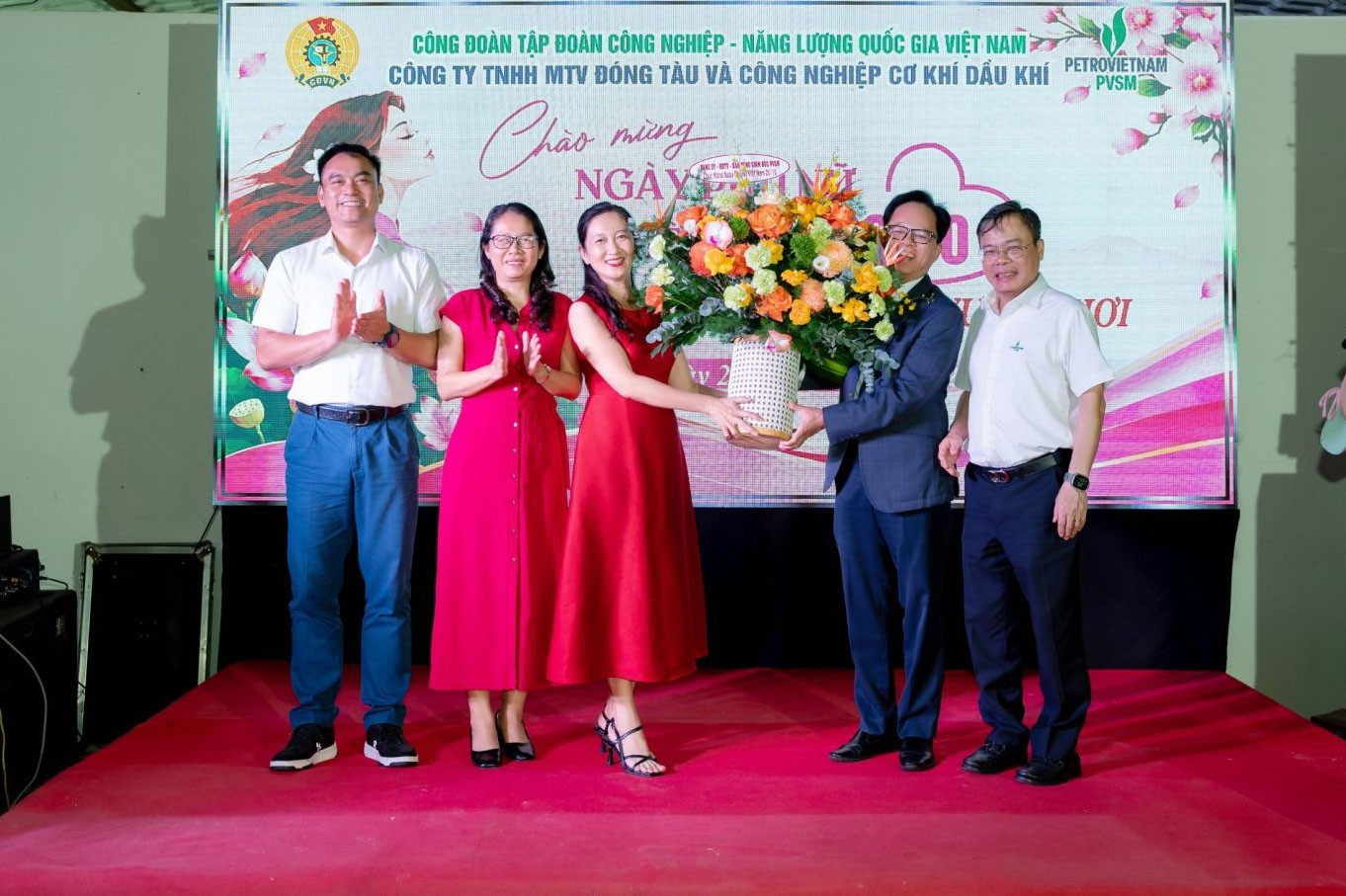 PVSM tôn vinh những “bông hồng thép” nơi đầu sóng nhân Ngày Phụ nữ Việt Nam 20/10