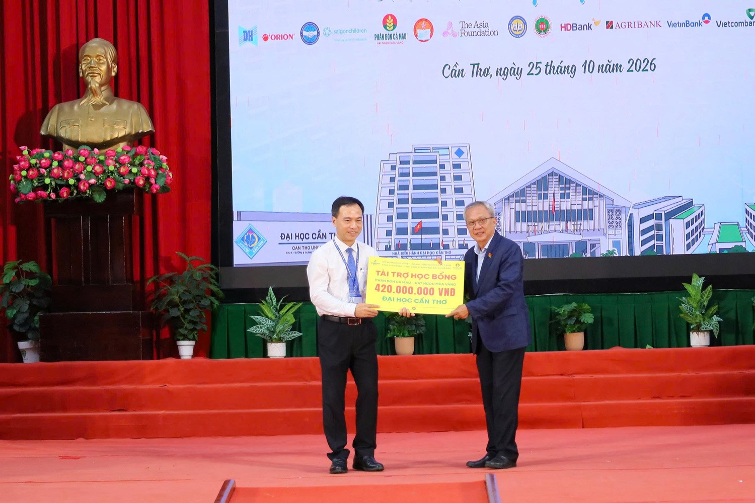 Ước mơ tốt nghiệp đại học của cô sinh viên năm 3 và những tờ vé số của cha