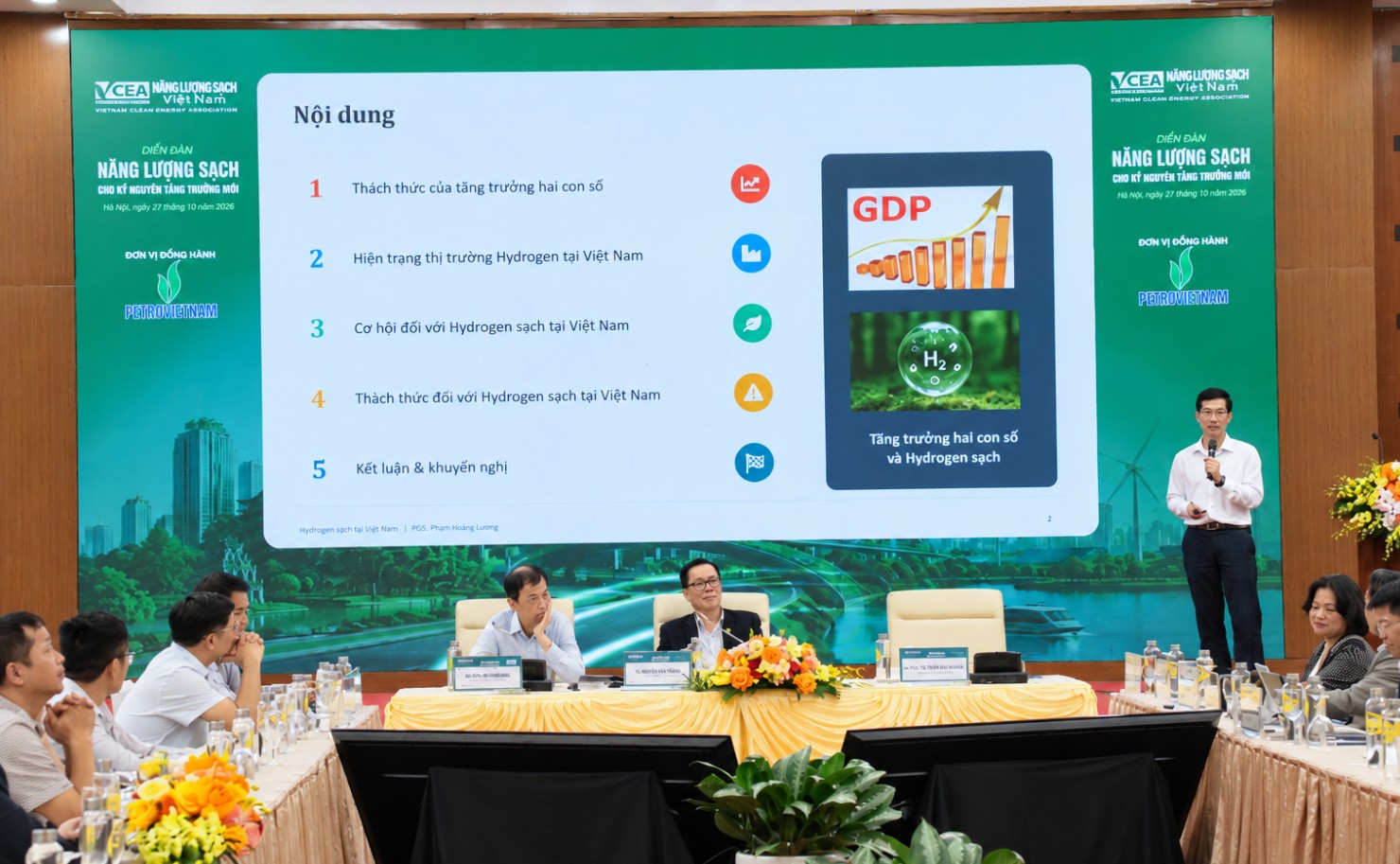 Năng lượng sạch trước bài toán tăng trưởng mới