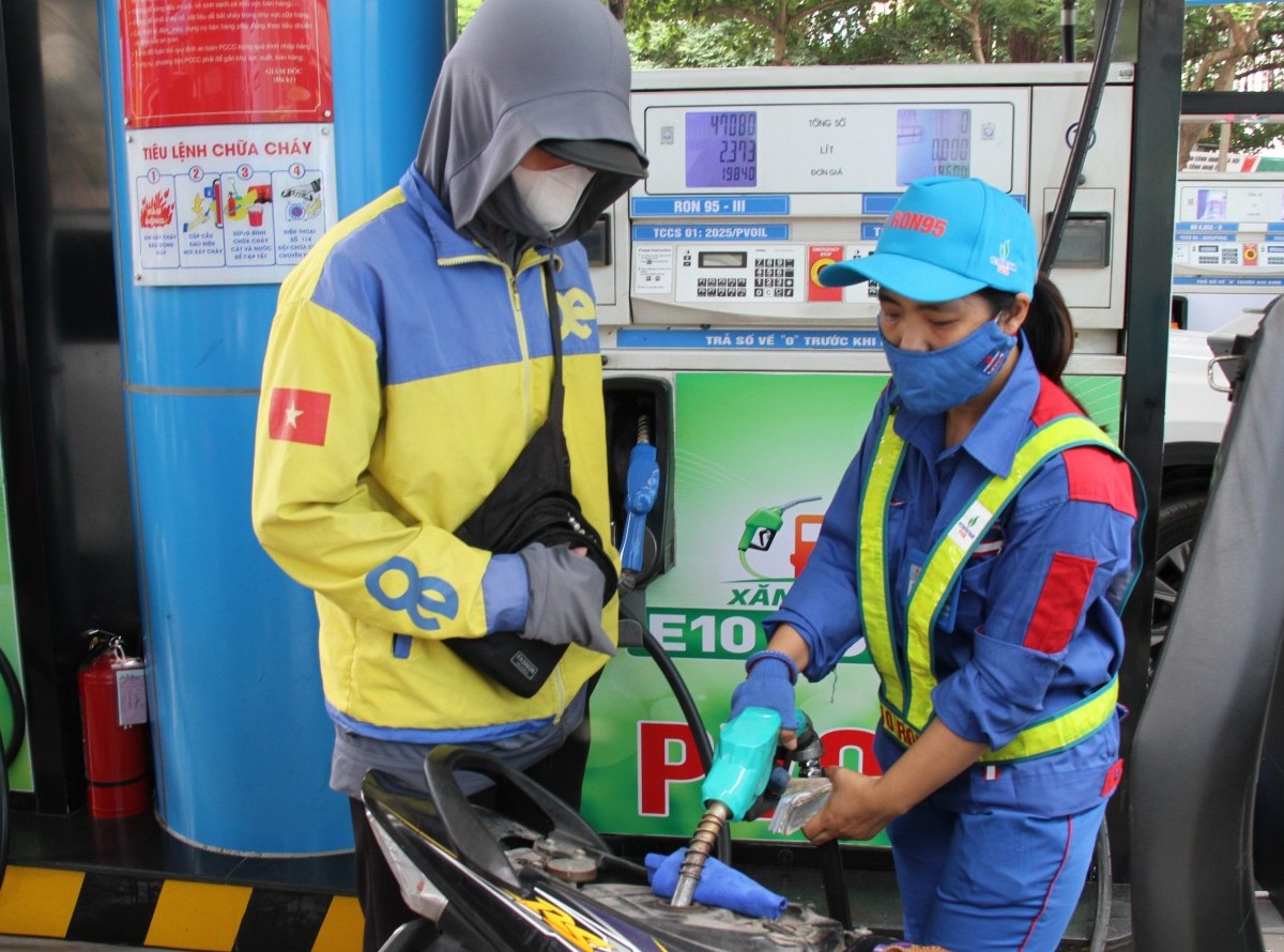 Giá xăng dầu đồng loạt tăng, diesel vượt 30.000 đồng/lít