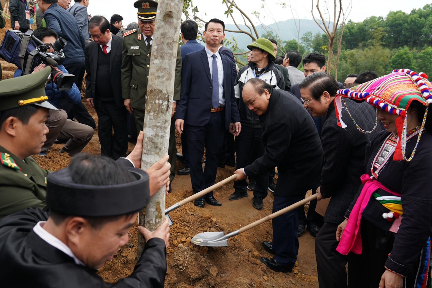 thu tuong phat dong tet trong cay doi doi nho on bac ho