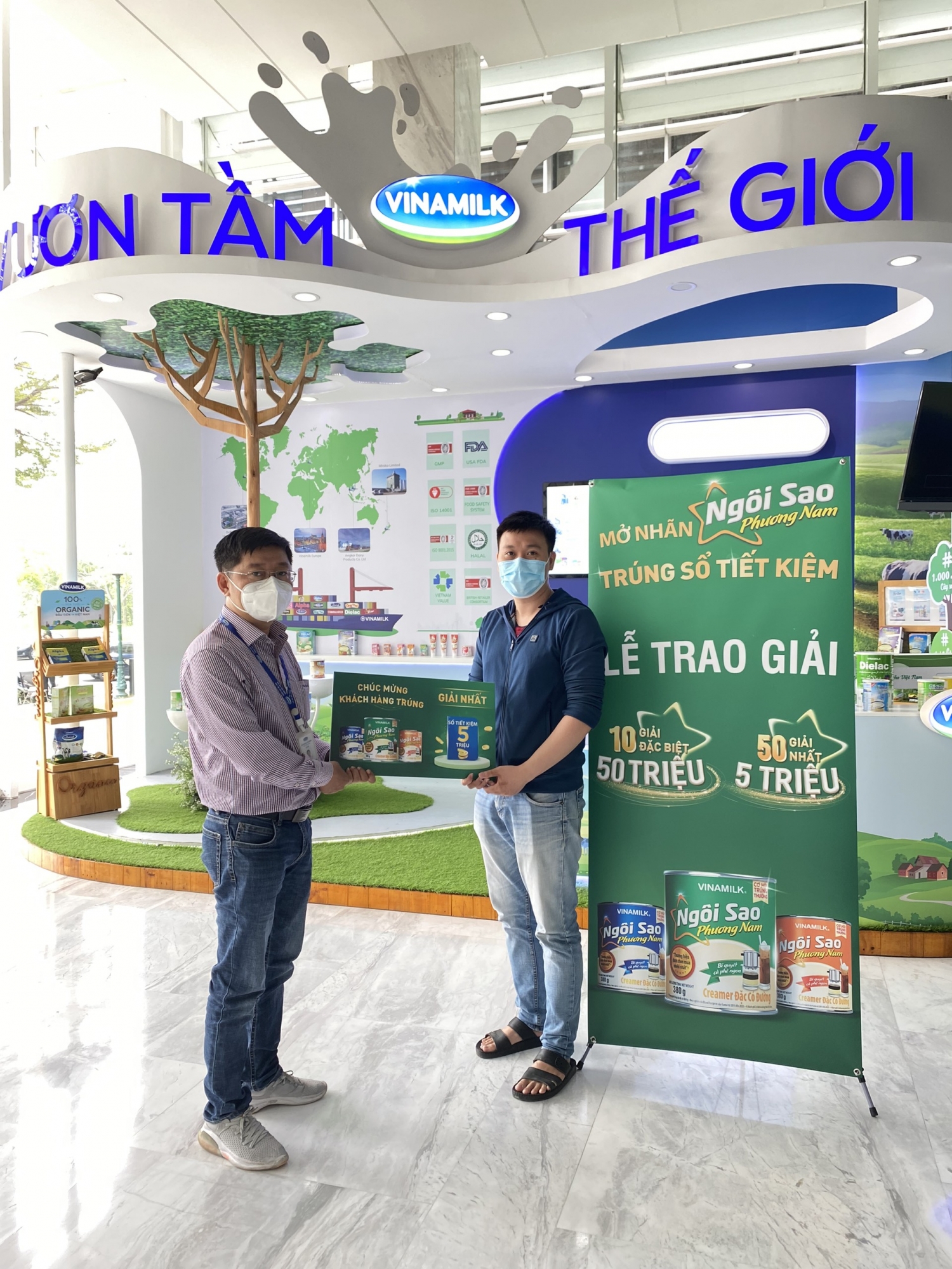 Những khách hàng may mắn "Mở nhãn, trúng sổ tiết kiệm" của Ngôi Sao Phương Nam