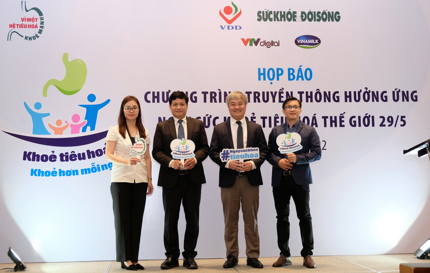 Hình 1: Đại diện Viện Dinh dưỡng, báo Sức khỏe & Đời sống, VTV Digital và Vinamilk cùng khởi động chương trình truyền thông hưởng ứng Ngày Sức khỏe Tiêu hóa thế giới 29/5.