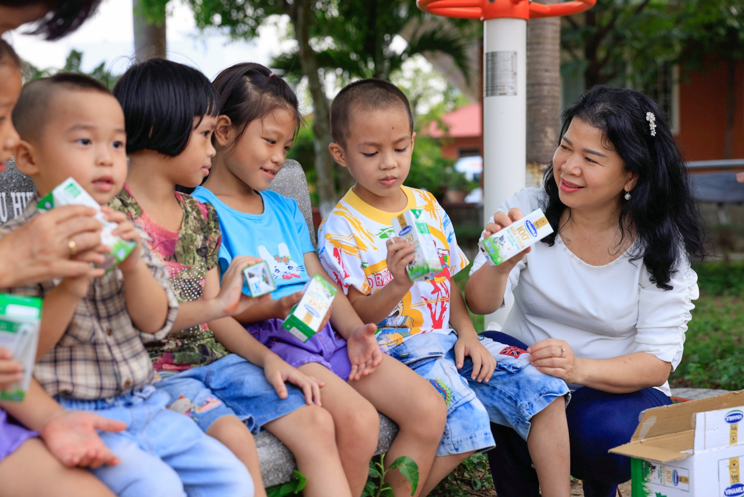 . Đoàn công tác Quỹ sữa và Vinamilk tham gia các hoạt động vui chơi cùng các em nhỏ.