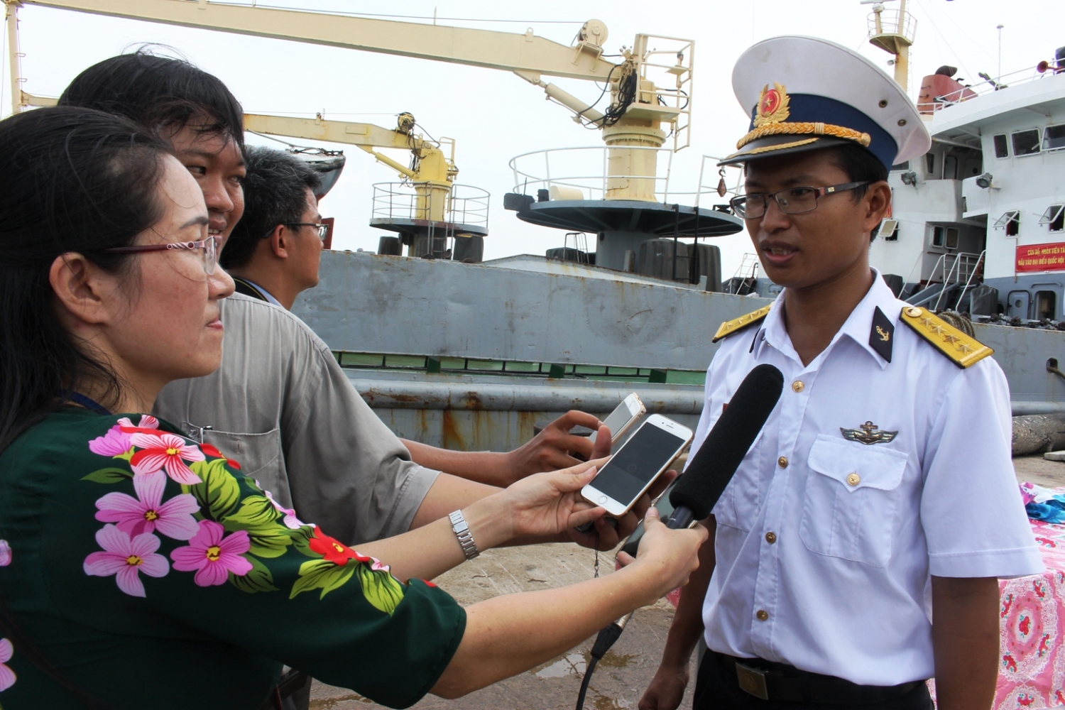 Làm báo ở nơi đầu sóng ngọn gió Làm báo ở nơi đầu sóng ngọn gió